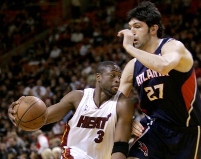 Miami guard Dwyane Wade drives past Atlanta  center Zaza Pachulia.  (Associated Press / The Spokesman-Review)