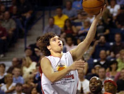 
Dan Dickau glides to the basket for two of his 39 points in his team's victory in the 143-140 shootout at McCarthey Athletic Center. 
 (Christopher Anderson / The Spokesman-Review)