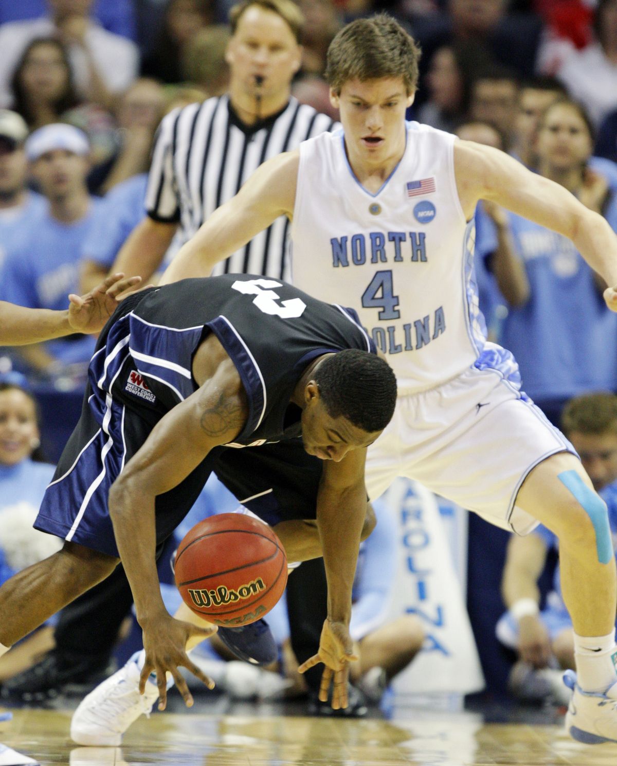 Gonzaga guard Demetri Goodson (3) tries to control the ball as North Carolina guard Bobby Frasor (4) closes in. (Jeff Roberson / Associated Press)