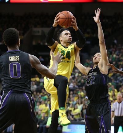 Oregon's Dillon Brooks, center, drives to the basket against Washington. Brooks scored 19 points in the Ducks’ 86-73 win. (Chris Pietsch / Associated Press)
