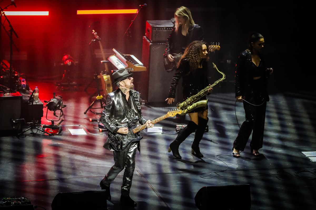 Dave Stewart plays with an all-woman band at the London Palladium. He will open with Eurythmics hits for Bryan Adams on Sunday at the Spokane Arena.  (Courtesy )