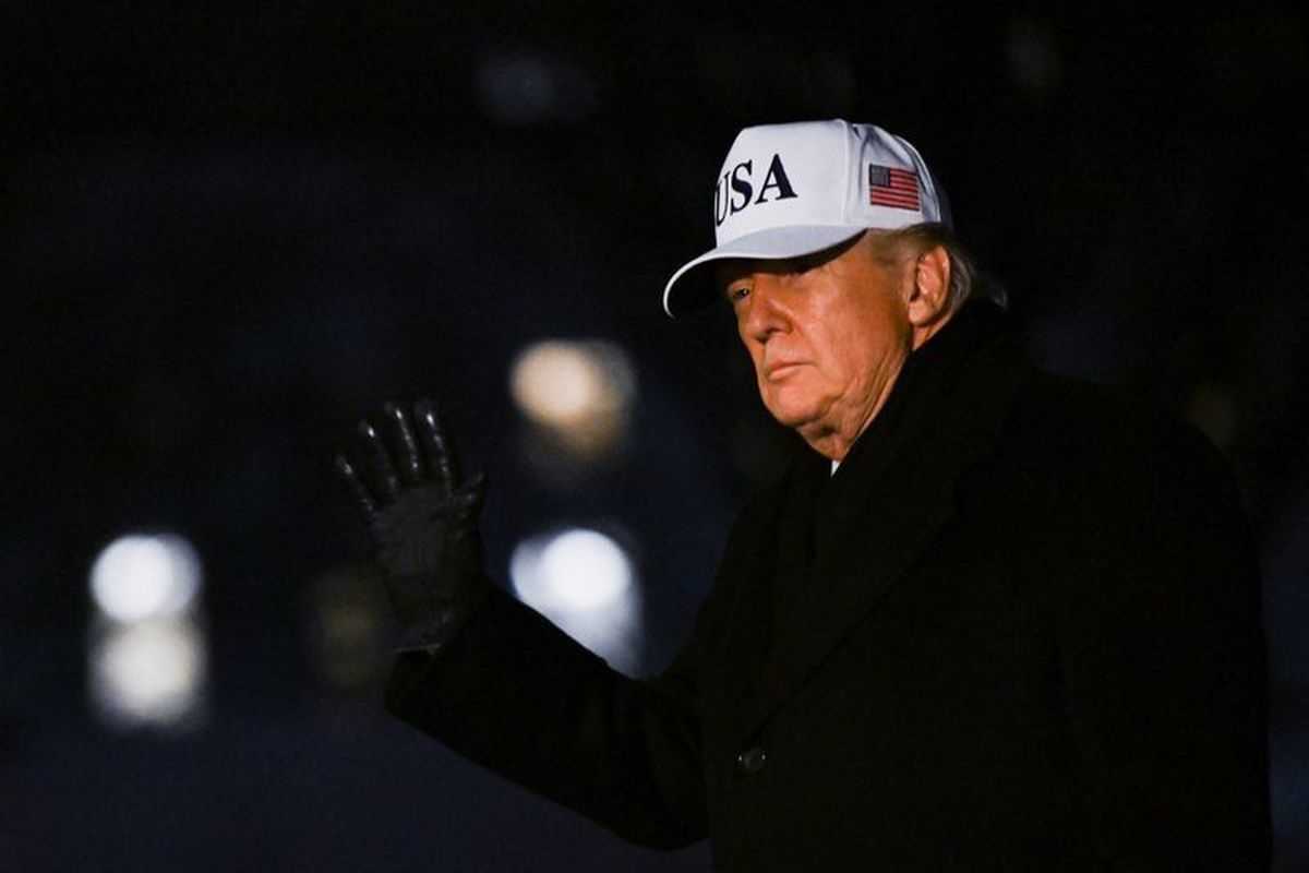 U.S. President Donald Trump waves as he walks upon arrival on the South Lawn of the White House in Washington, U.S., January 27, 2026. REUTERS/Annabelle Gordon (Annabelle Gordon)