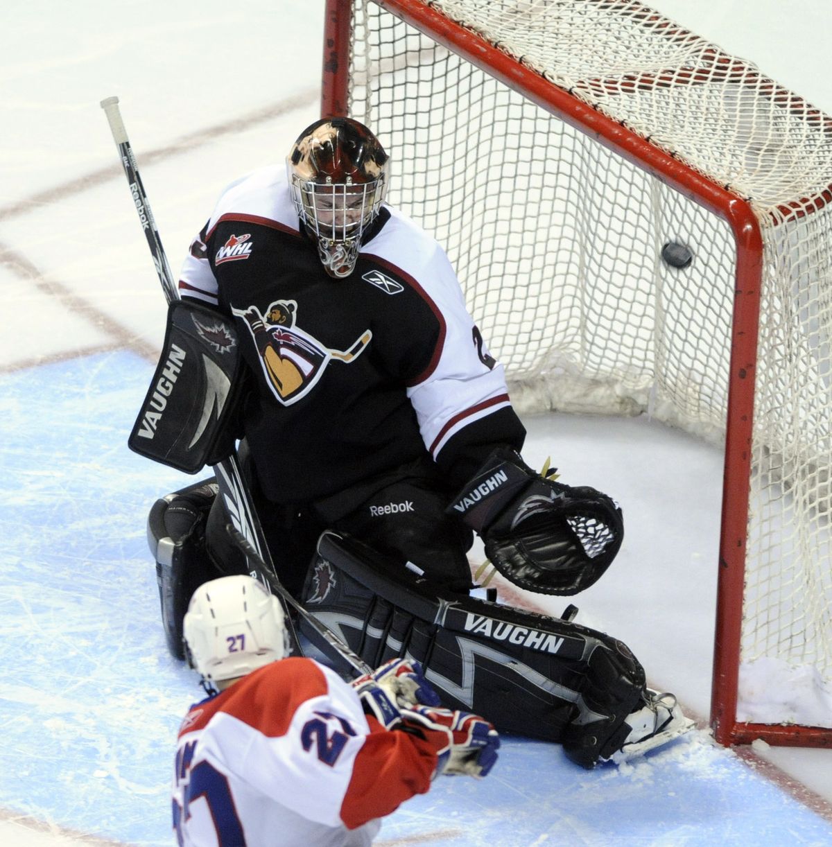 Drayson Bowman puts the puck past Tyson Sexsmith for the winning goal. (Colin Mulvany / The Spokesman-Review)