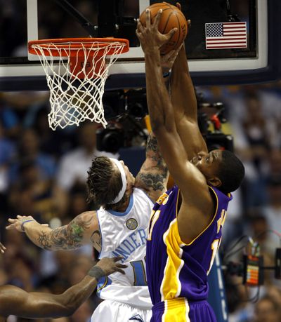 Denver’s Chris Andersen, left, battles with Los Angeles’  Andrew Bynum  (Associated Press / The Spokesman-Review)