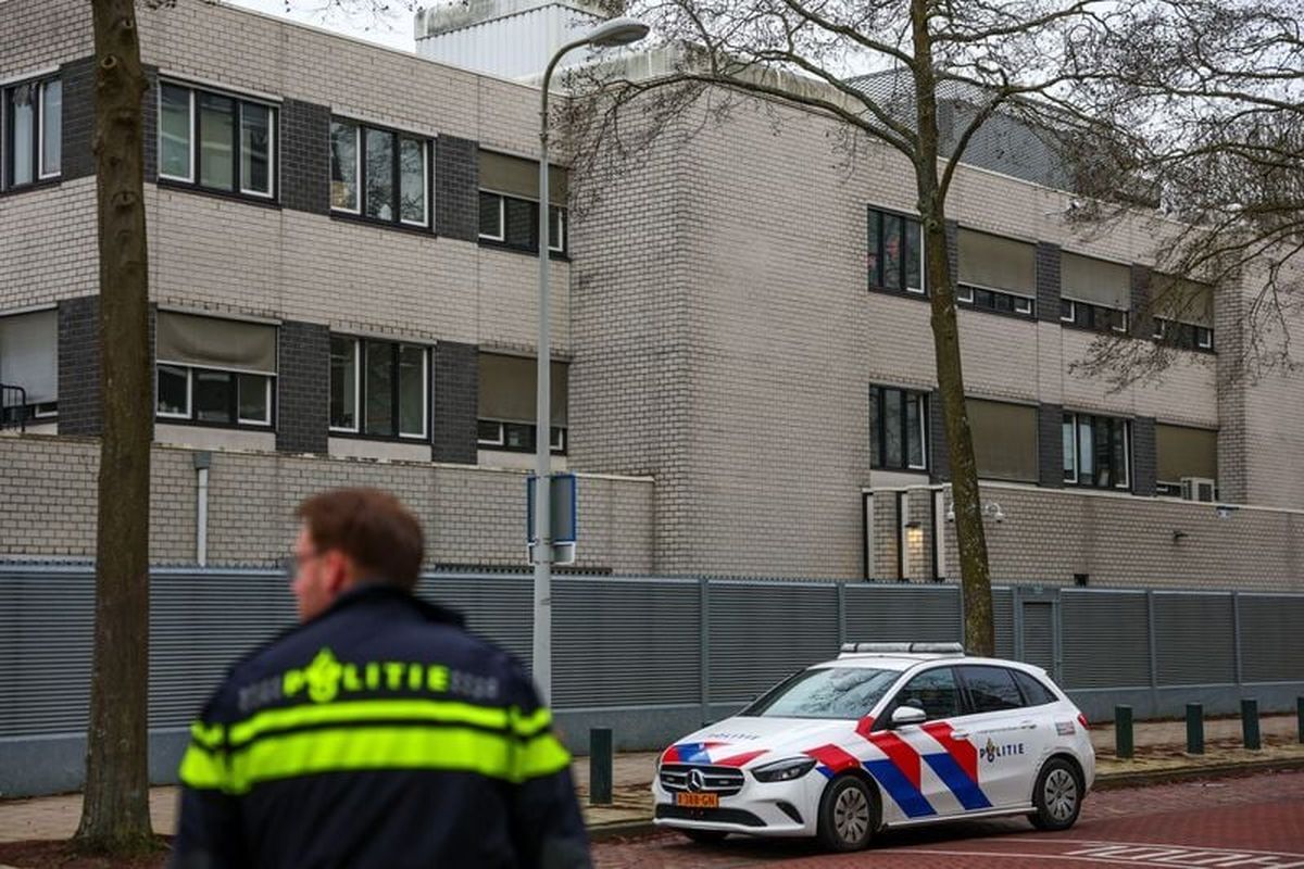 Police outside a Jewish school following an explosion that caused minor damages, in Amsterdam, Netherlands, March 14, 2026. REUTERS/Piroschka van de Wouw  (Piroschka Van De Wouw)