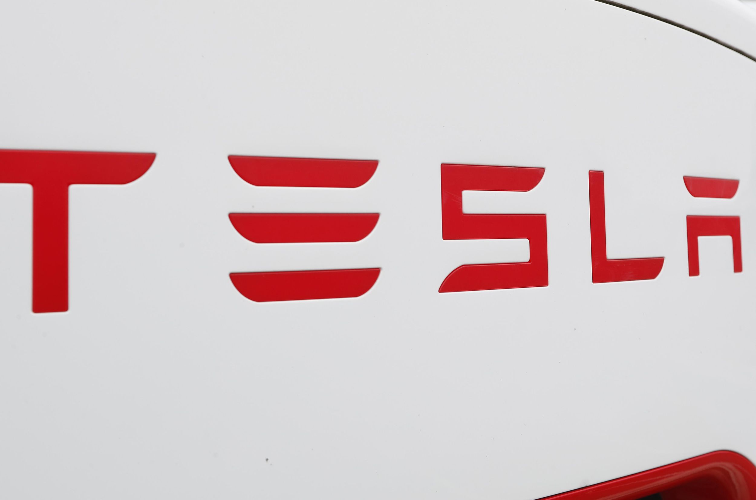 Tesla ekes out 1Q profit, Elon Musk rails against virus measures The