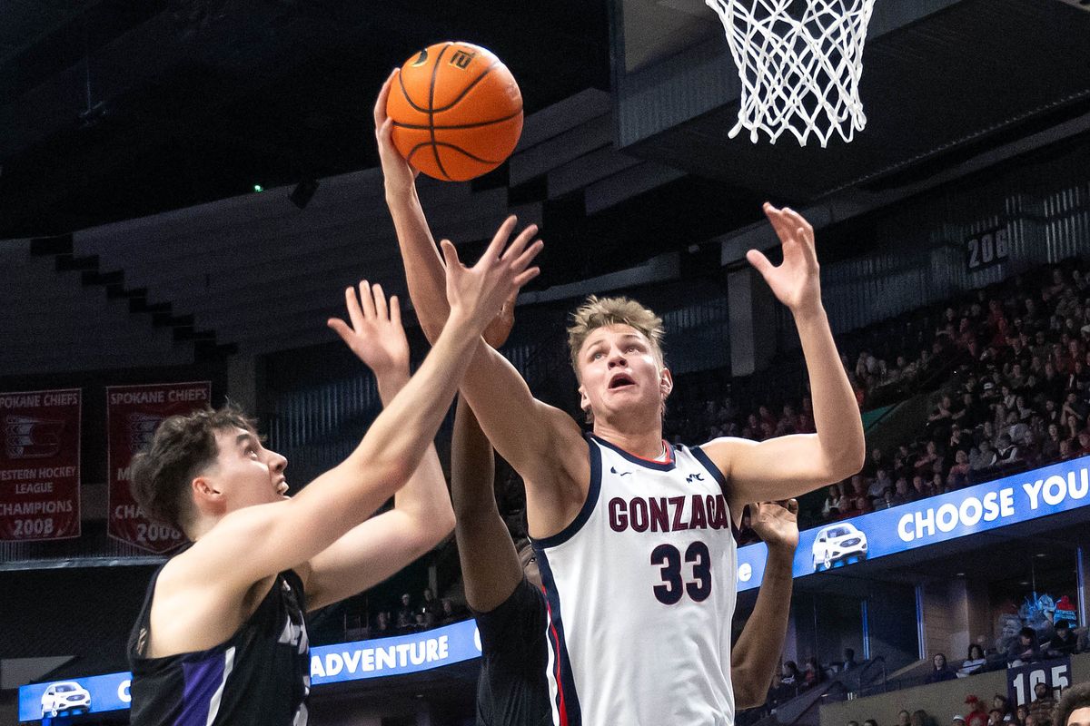 Gonzaga forward Ben Gregg (33) and Portland