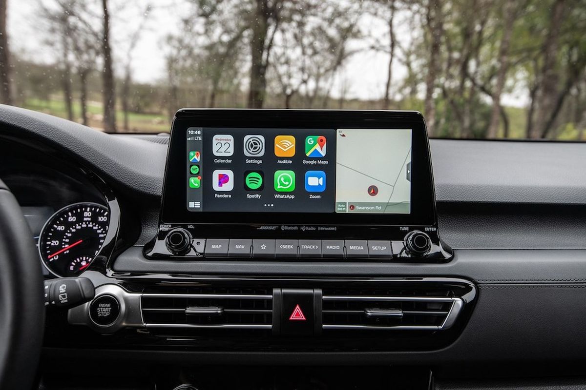 The infotainment system features easily navigated menus. Analog buttons and knobs manage the audio and climate control systems. (Kia)