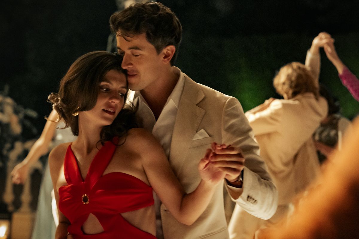 Emily Bader, left, and Tom Blyth in the movie “People We Meet on Vacation.”  (NETFLIX)