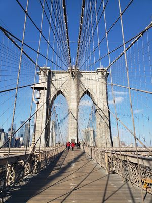A ponte do Brooklyn fornece vistas deslumbrantes do horizonte da cidade, da Estátua da Liberdade, das pontes de Manhattan e Williamsburg e East River. (Azaria Podplesky/para a revisão do porta-voz)