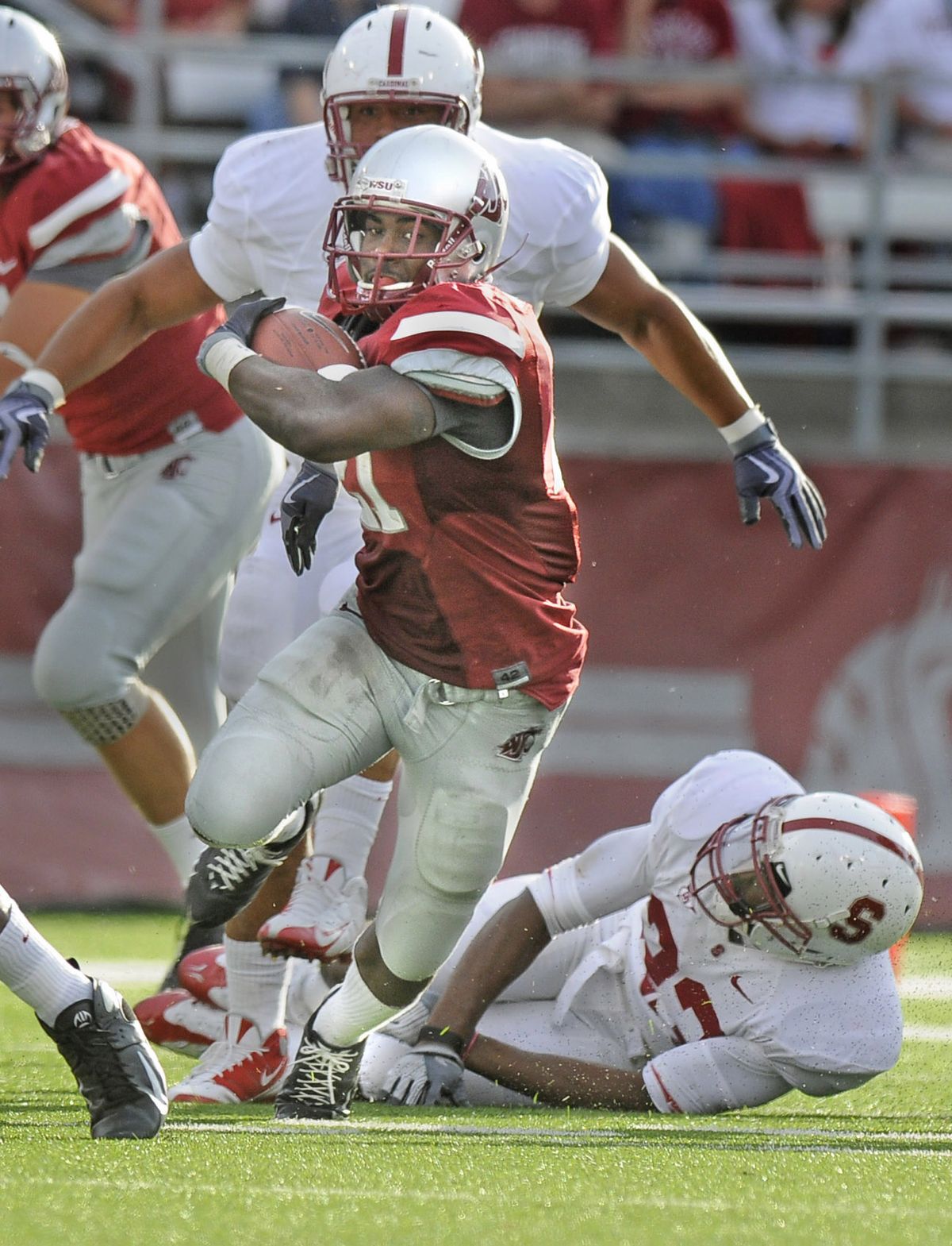 Cougars running back James Montgomery eludes a tackler. (Christopher Anderson / The Spokesman-Review)