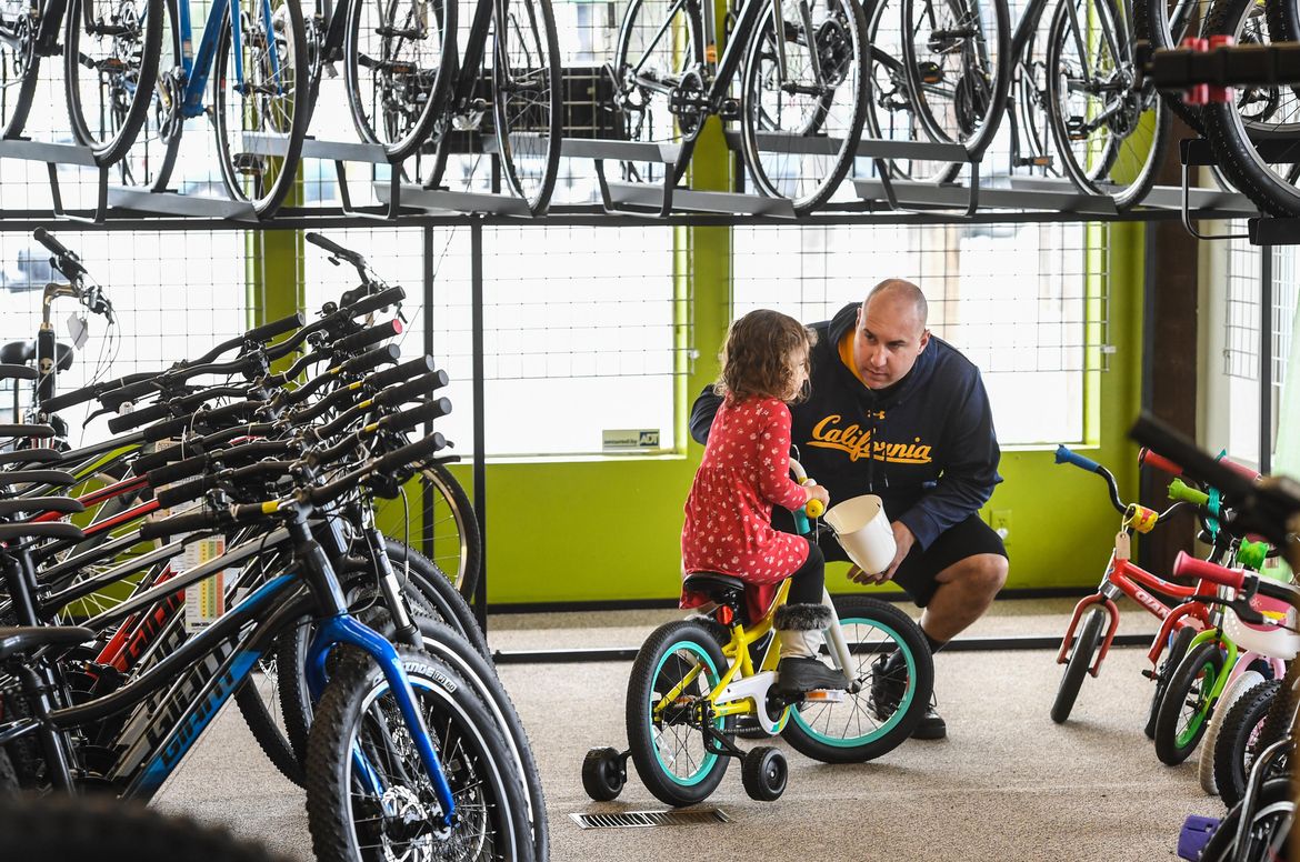 Bicycle shops see steady business as Washington grinds to