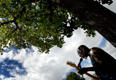 Dean Smith plays a soulful mix Friday at the Art on the Green Fesitval in Coeur d’Alene.  (Brian Plonka / The Spokesman-Review)