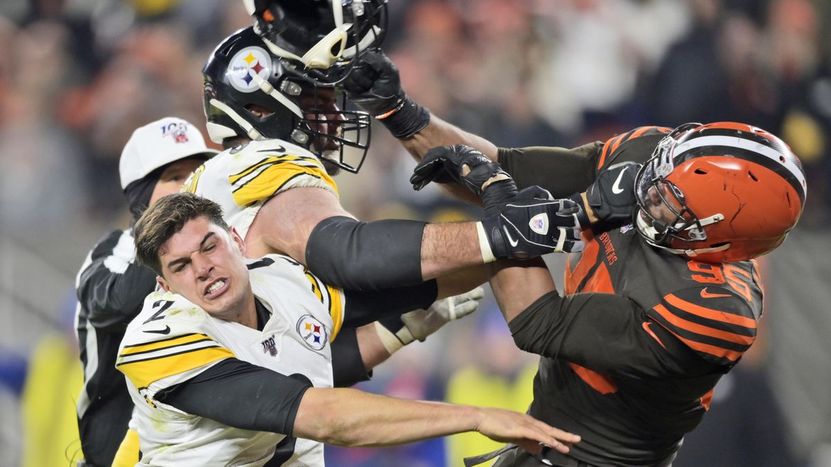 Browns, Steelers brawl at end of Cleveland's 21-7 win 