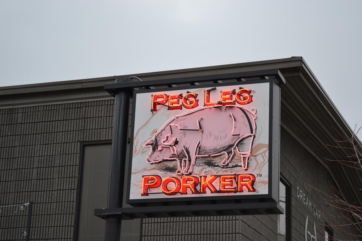 Above: The Peg Leg Porker offers some of the best slow-rotisserie smoked ribs in Nashville. At left: The sounds of grass-roots country music are among the highlights of the city’s nightlife. (Timothy Grayson)