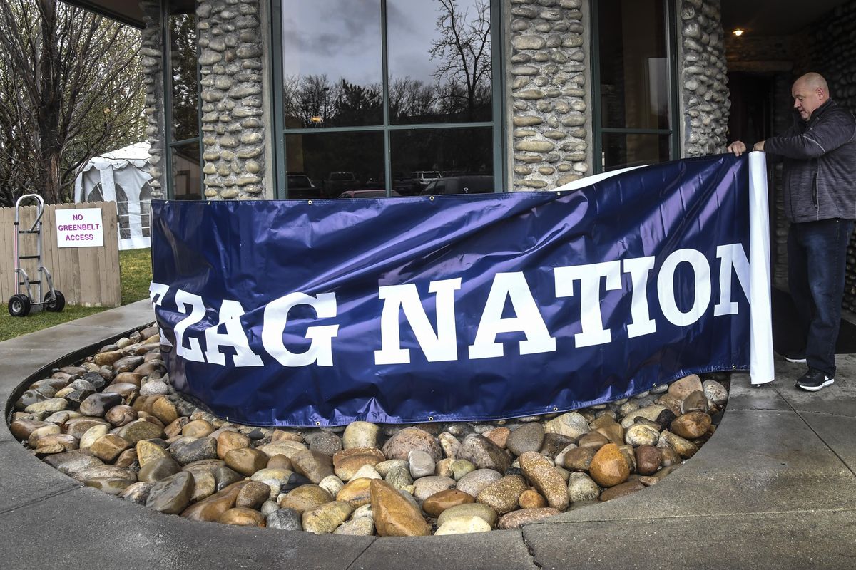 Bob Finn, of the Gonzaga University Alumni office, unfurls a Zag banner at a gathering before GU plays Ohio State, Saturday, March 17, 2018, in Boise, Id. (Dan Pelle / The Spokesman-Review)