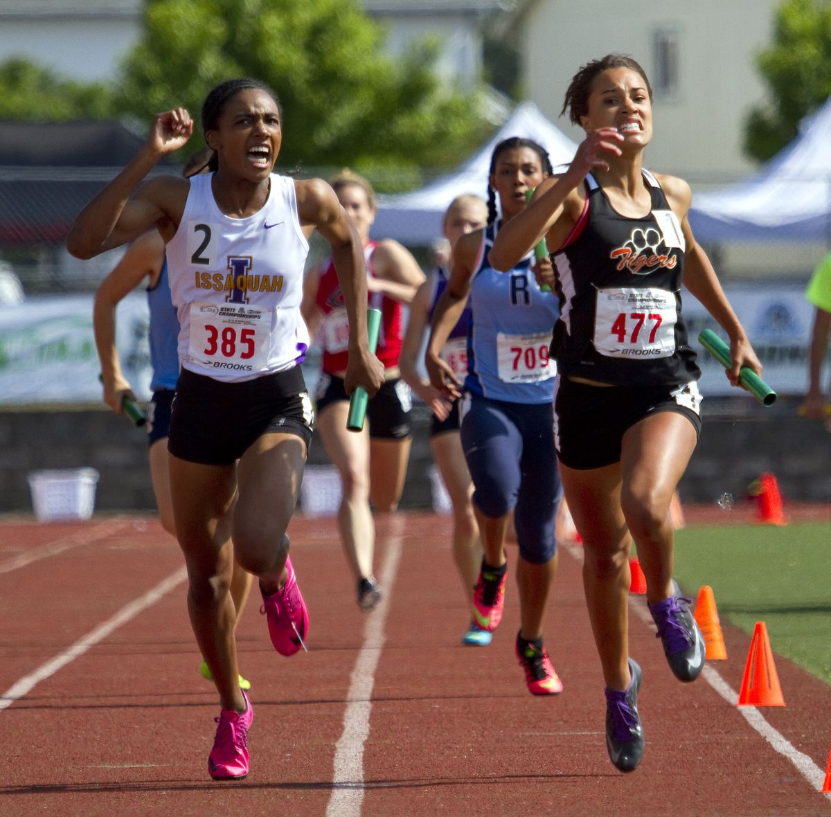 Lewis and Clark’s Olivia Ellis, right, edges Issaquah’s Nikki Stephens in the anchor leg of the 4A 4x200 relay. (Patrick Hagerty)