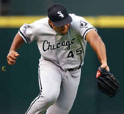 Chicago's Carlos Lee charges up to snag a shallow fly ball from Seattle's Randy Winn in the first inning.
(Associated Press / The Spokesman-Review)