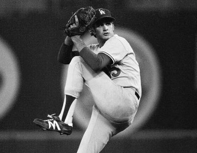 Former Dodgers pitcher Bob Welch delivers pitch in 1978 National League playoff game at Philadelphia. (Associated Press)