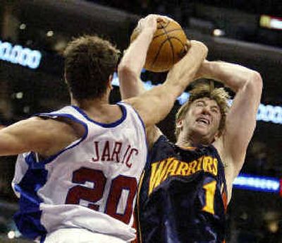 
Golden State's Troy Murphy (1) is fouled by Los Angeles' Marko Jaric.
 (Associated Press / The Spokesman-Review)
