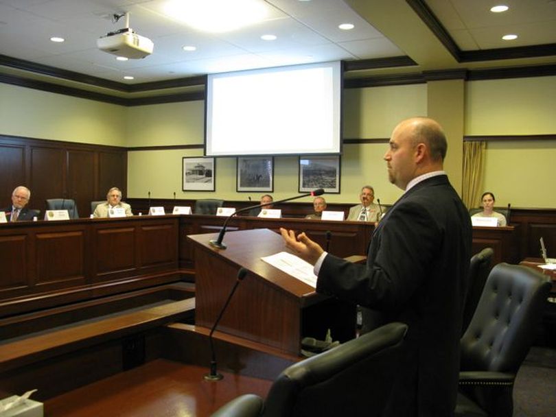 Mike Baker of the Idaho Primary Care Association briefs the governor's Medicaid expansion working group Thursday on benefits of expanding Medicaid in the state. (Betsy Russell)