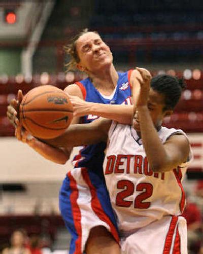 
DePaul's Jenna Rubino and University of Detroit's Joyce Massey battle for control.
 (Associated Press / The Spokesman-Review)