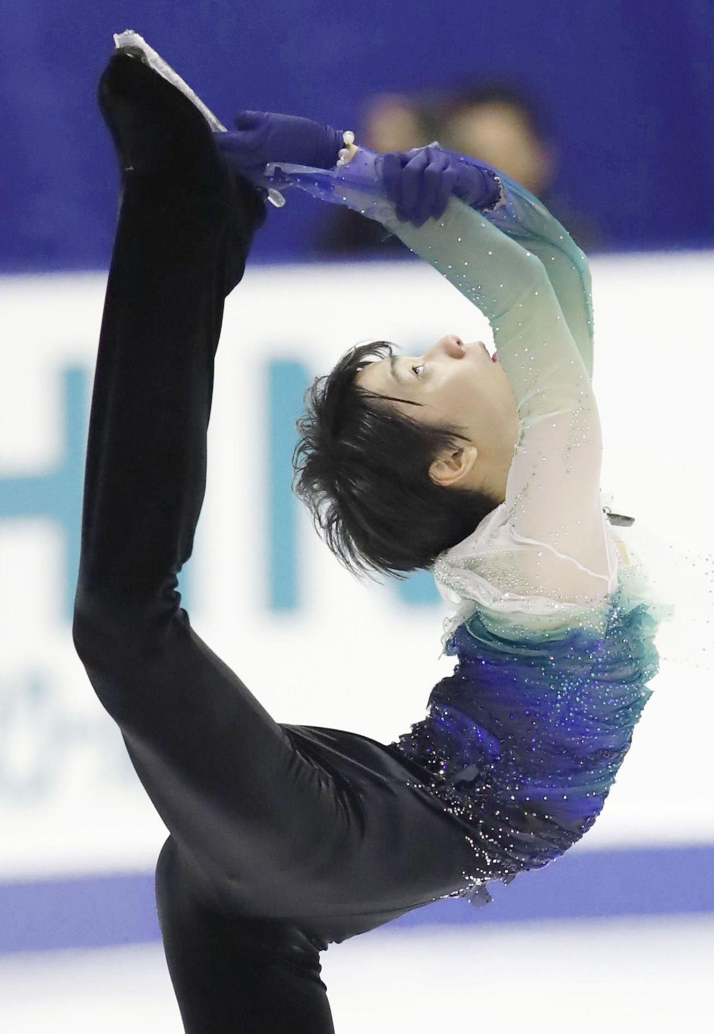 Yuzuru Hanyu tops 300 points to win NHK Trophy