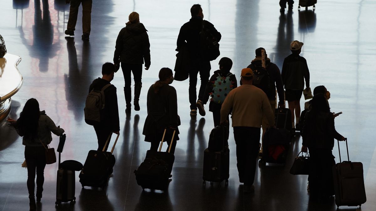 Travelers walk through the Salt Lake City International Airport in Salt Lake City, a day before Thanksgiving.  (Rick Bowmer)