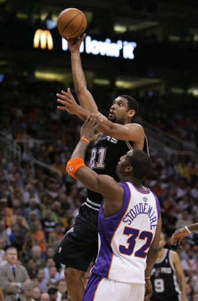 
San Antonio's Tim Duncan scores over Phoenix's Amare Stoudemire during the first quarter of Game 5 on Wednesday.
 (Associated Press / The Spokesman-Review)