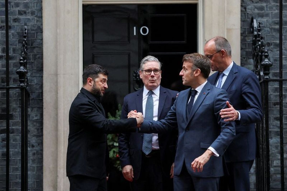 British Prime Minister Keir Starmer, Ukrainian President Volodymyr Zelenskiy, French President Emmanuel Macron, and German Chancellor Friedrich Merz leave after a meeting at 10 Downing Street, in London, Britain, December 8, 2025. (Toby Melville/Reuters)