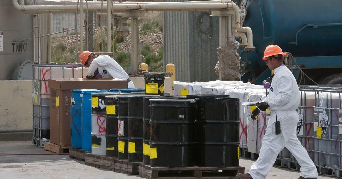 Ликвидация опасных объектов. Hazardous waste фото. Government Disposal facilities - государственные компании по утилизации. Hazardous waste in Iran. Hazardous waste in Indonesia.