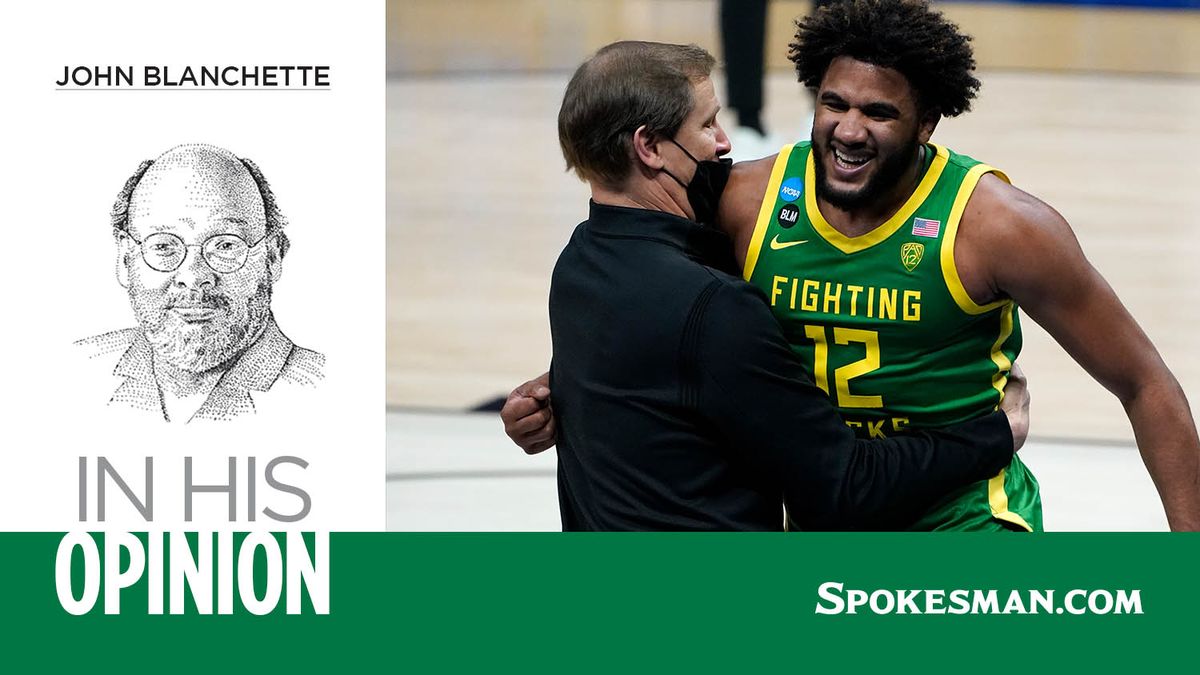 Oregon head coach Dana Altman and LJ Figueroa (12) celebrate after beating Iowa 95-80 in a men