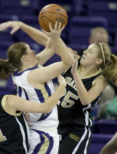 
Sami Whitcomb between Vandals Lindsey Koppen, left, and Rachele Kloke. Associated Press
 (Associated Press / The Spokesman-Review)