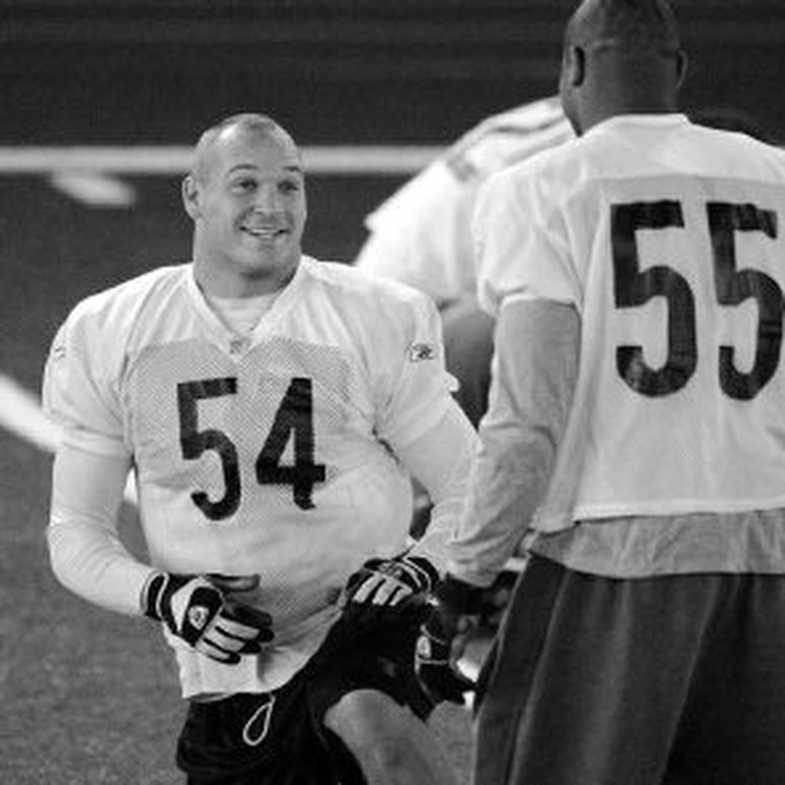 Former Chicago Bears great Brian Urlacher steps in to help NFL legends