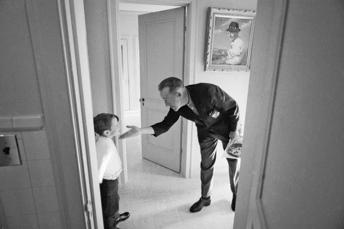 Bing Crosby and his son, Nathaniel, enjoy some one-on-one time in Nathaniel’s childhood home on April 29, 1966. (Harry Benson / Getty Images)
