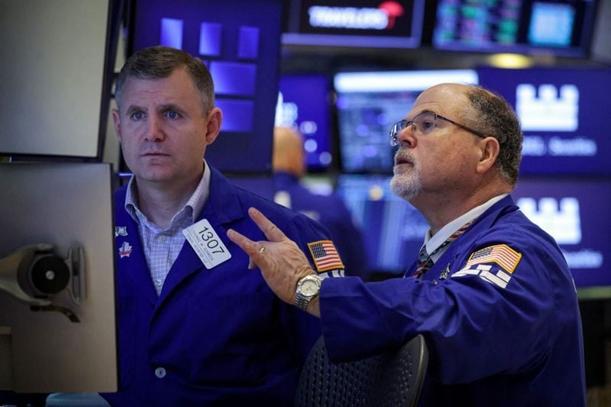 Traders work on the floor at the New York Stock Exchange (NYSE) in New York City, U.S., November 17, 2025.   (Brendan McDermid/Reuters)