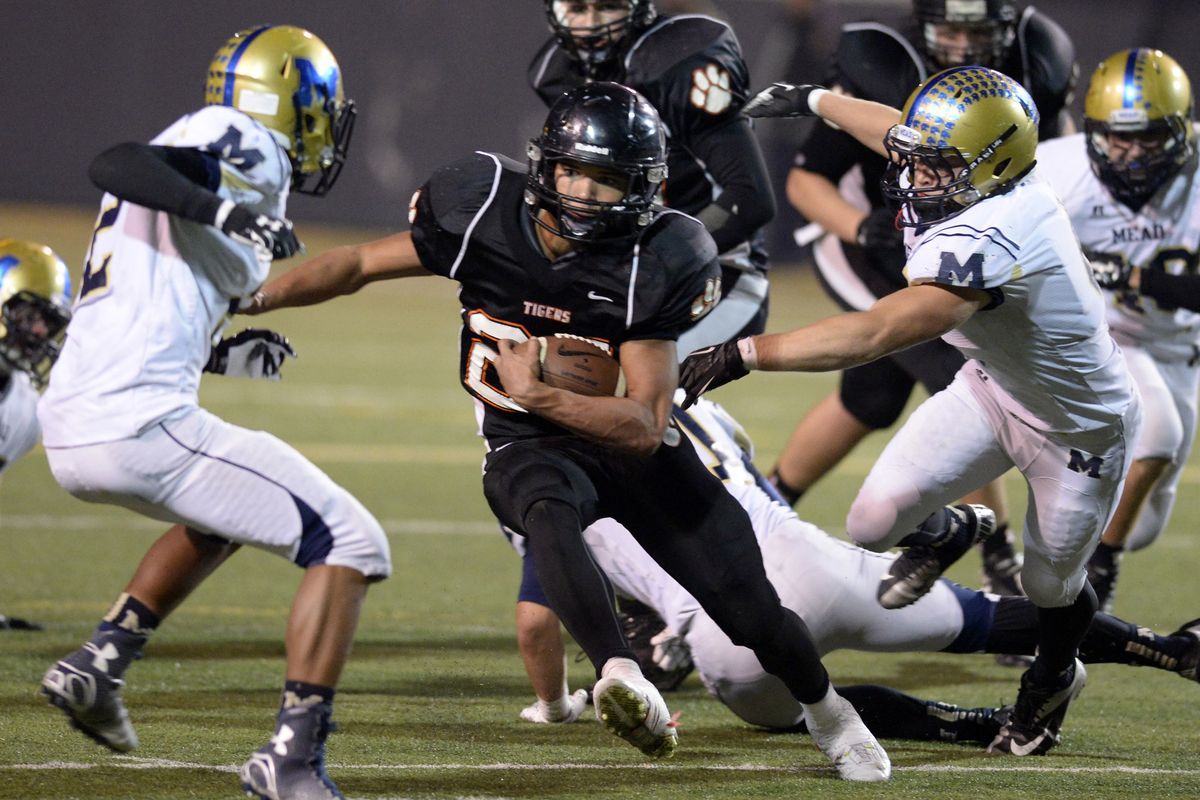 Lewis and Clark running back Taylor Duncan, center, rushed for 130 yards and the game’s only touchdown in the Tigers’ victory over Mead on Friday night. (Jesse Tinsley)