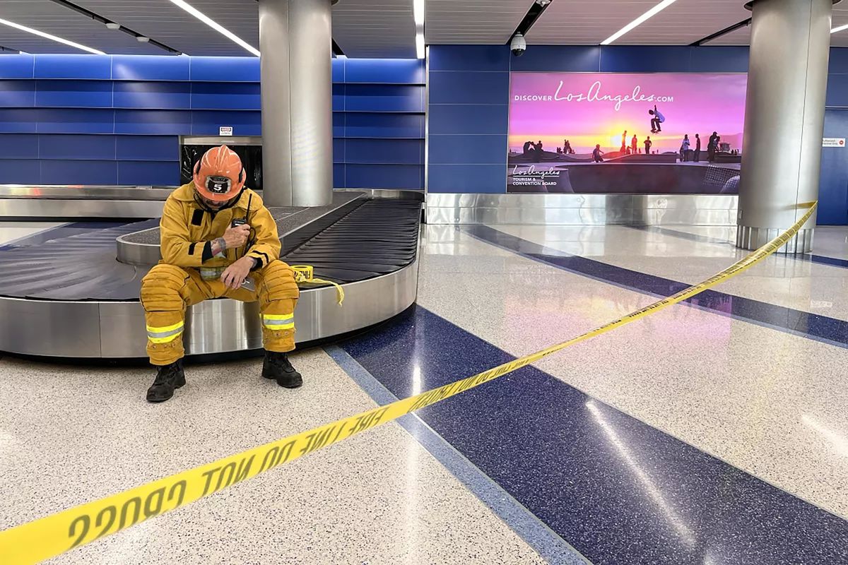 Carbon dioxide poisoning at LAX leaves 4 sick, including one in 'grave  condition