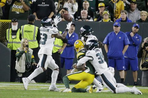 Philadelphia Eagles pick off Rodgers' late pass to beat Green Bay