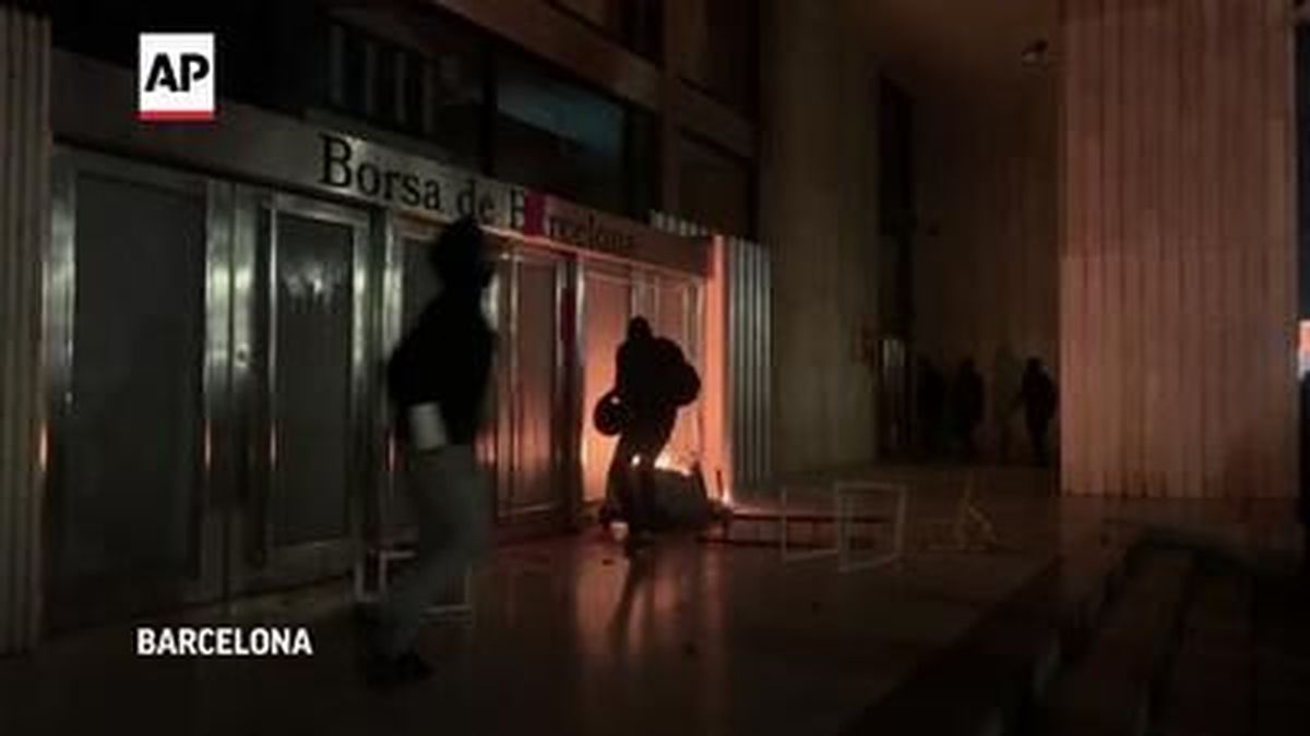 Street protests over the imprisonment of a rapper turned violent for a fifth straight night in Barcelona on Saturday as protesters smashed windows, looted shops and started fires. 