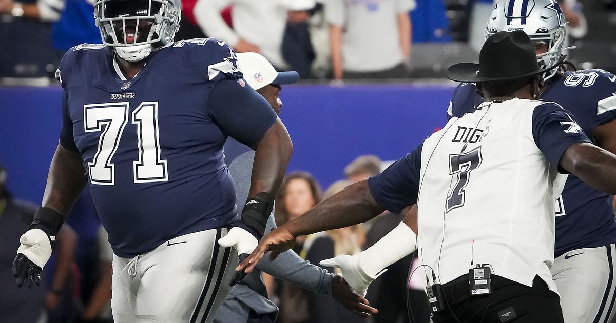 Cowboys LT Jason Peters left game vs. Tampa Bay due to hip injury