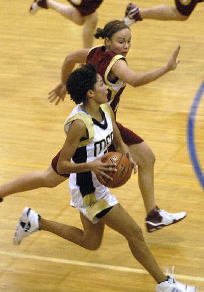 
University's Dara Zack defends stride for stride with a streaking Jazmine Redmon of Mead.  
 (Dan Pelle / The Spokesman-Review)
