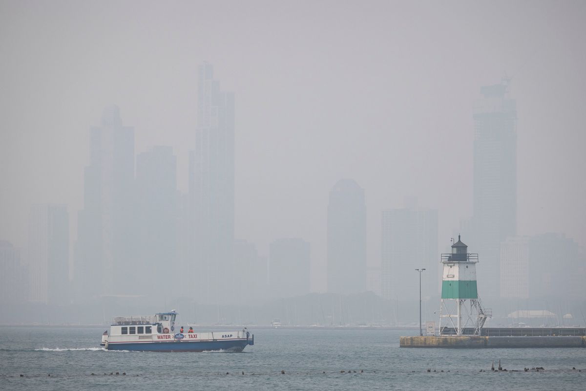 A water taxi travels offshore in Lake Michigan while wildfire haze obscures the Chicago skyline Tuesday, June 27, 2023.    (Brian Cassella/Chicago Tribune/TNS)