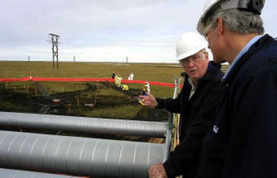 
BP's Neil Dunn, left,  explains to Alaska Gov. Frank Murkowski  the steps being taken to clean up a leak from an oil transit line at the Prudhoe Bay oil field on Alaska's North Slope on Thursday. 
 (Associated Press / The Spokesman-Review)