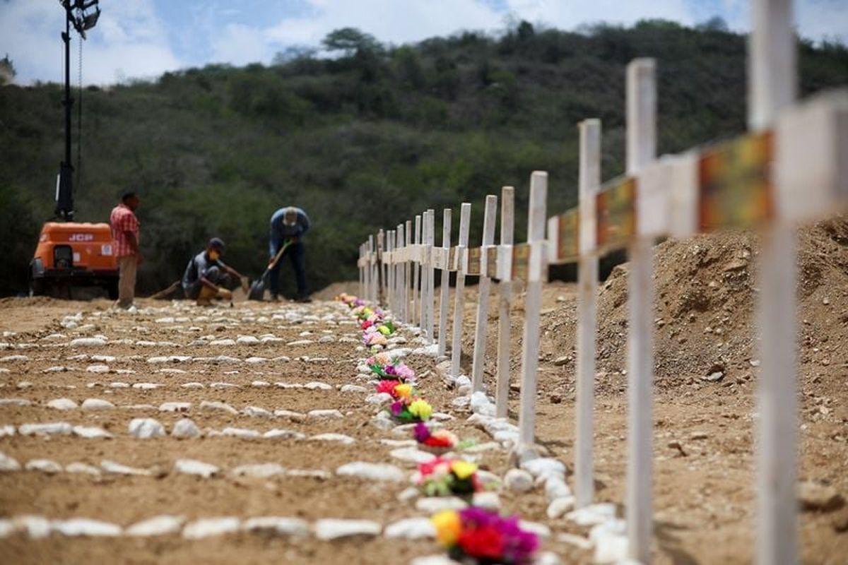 Workers prepare graves on the day of the burial of earthquake victims Monday, in the aftermath of the June 24 earthquakes, at La Esperanza Cemetery, in La Guaira, Venezuela.  (Reuters )