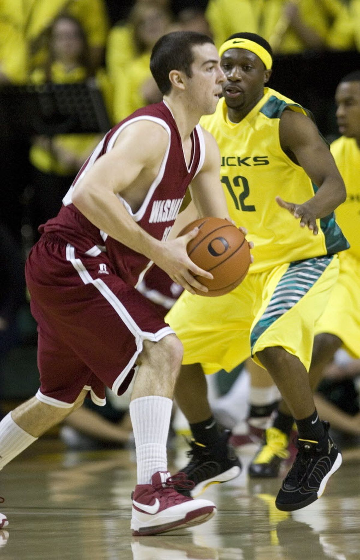 Washington State guard Taylor Rochestie, left, looks to pass against Oregon guard Tajuan Porter during the second half of their NCAA basketball game in Eugene today. Rochestie led Washington in scoring with 30 points to beat Oregon 74-62. (Don Ryan / The Associated Press)