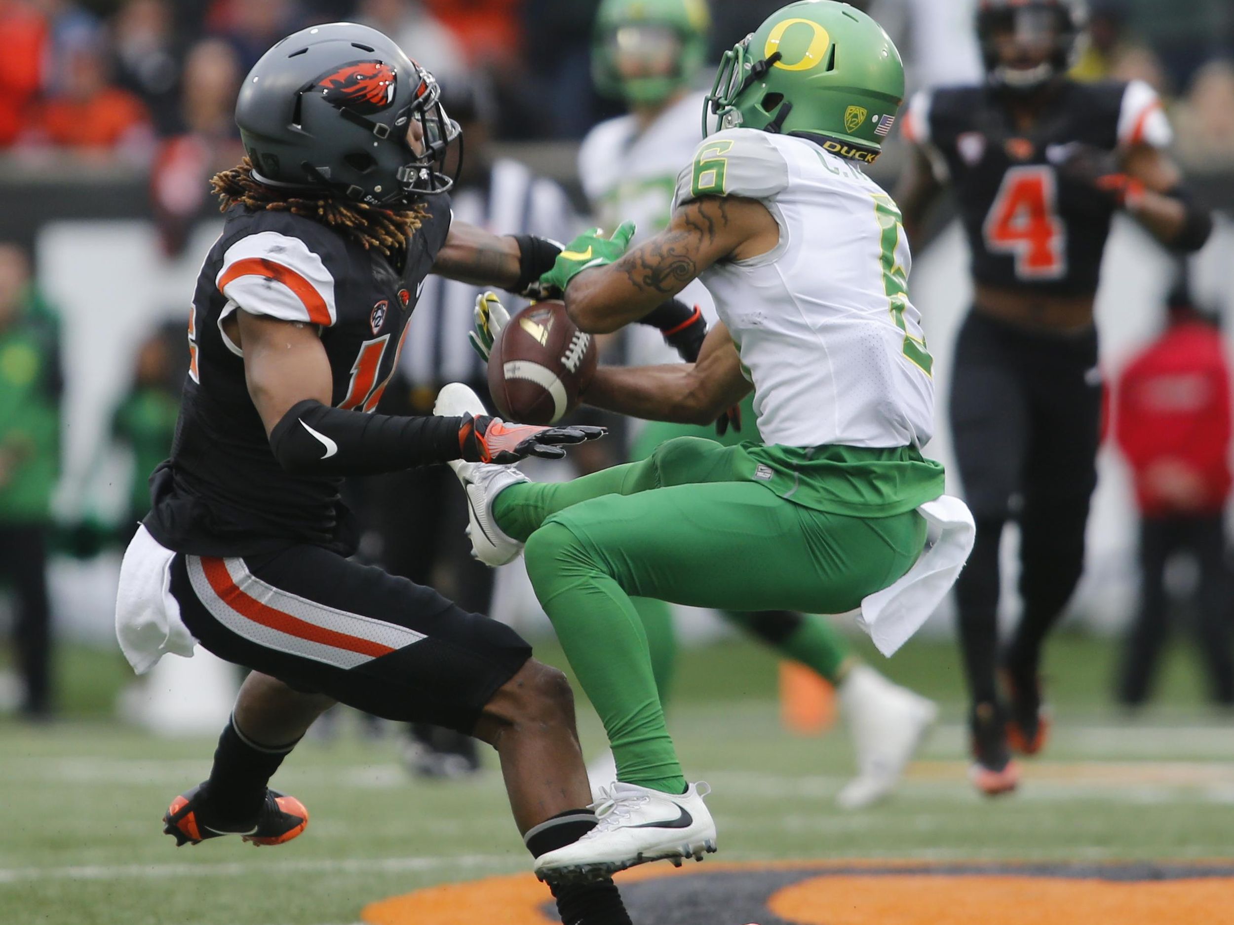 Oregon Football - Royce Freeman's 26 yard pass complete to Marcus