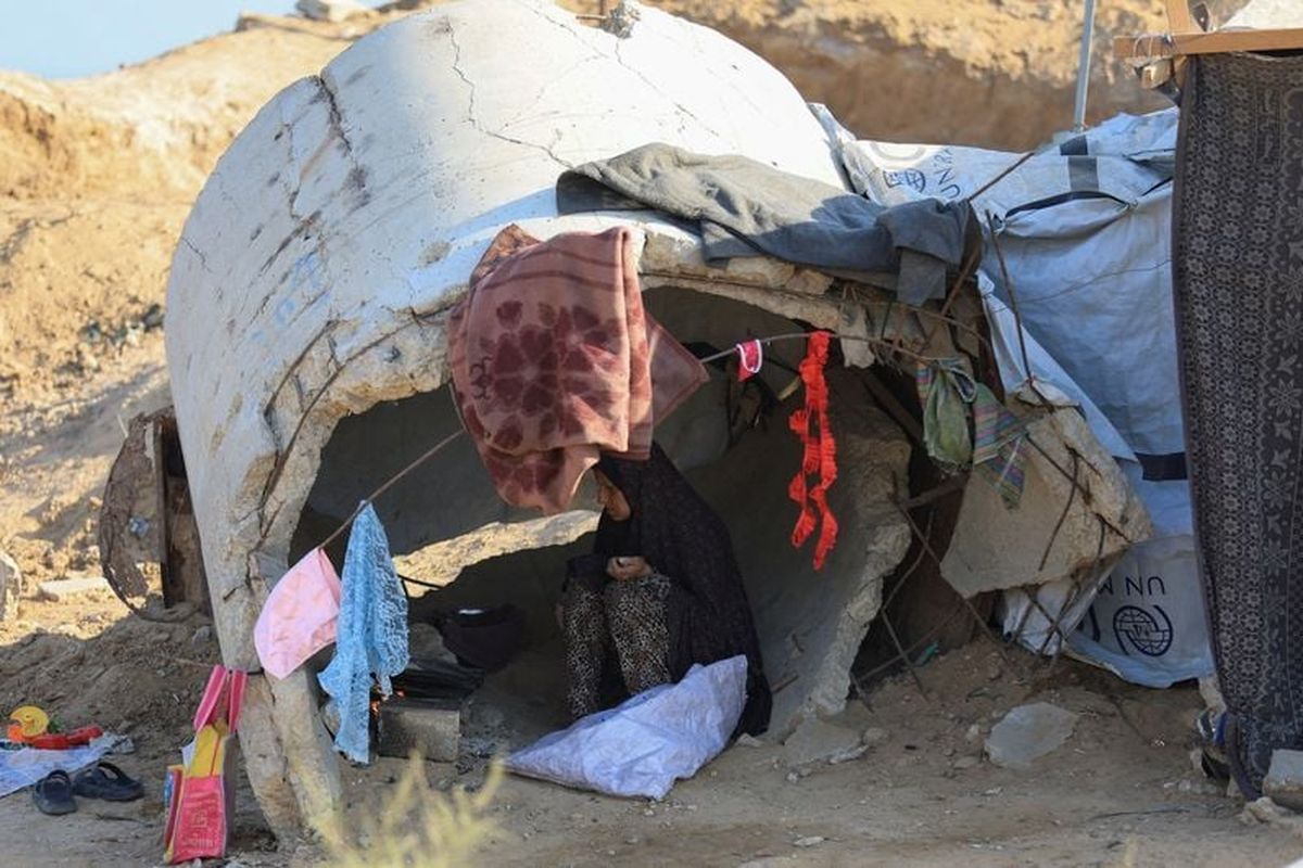 Displaced Palestinians, who fled northern Gaza due to an Israeli military operation after Israeli forces ordered residents of Gaza City to evacuate to the south, take shelters in the central Gaza Strip on Friday. (Reuters )
