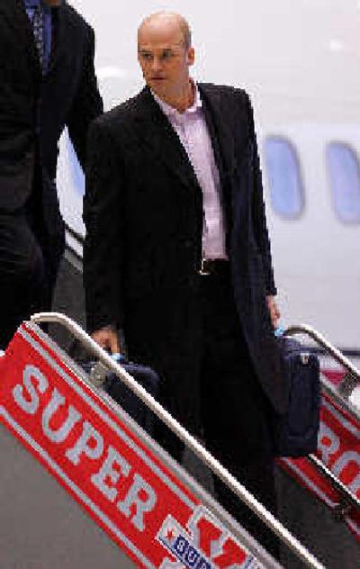 
Seattle's Matt Hasselbeck gets off the plane at Detroit Metro airport. 
 (Associated Press / The Spokesman-Review)