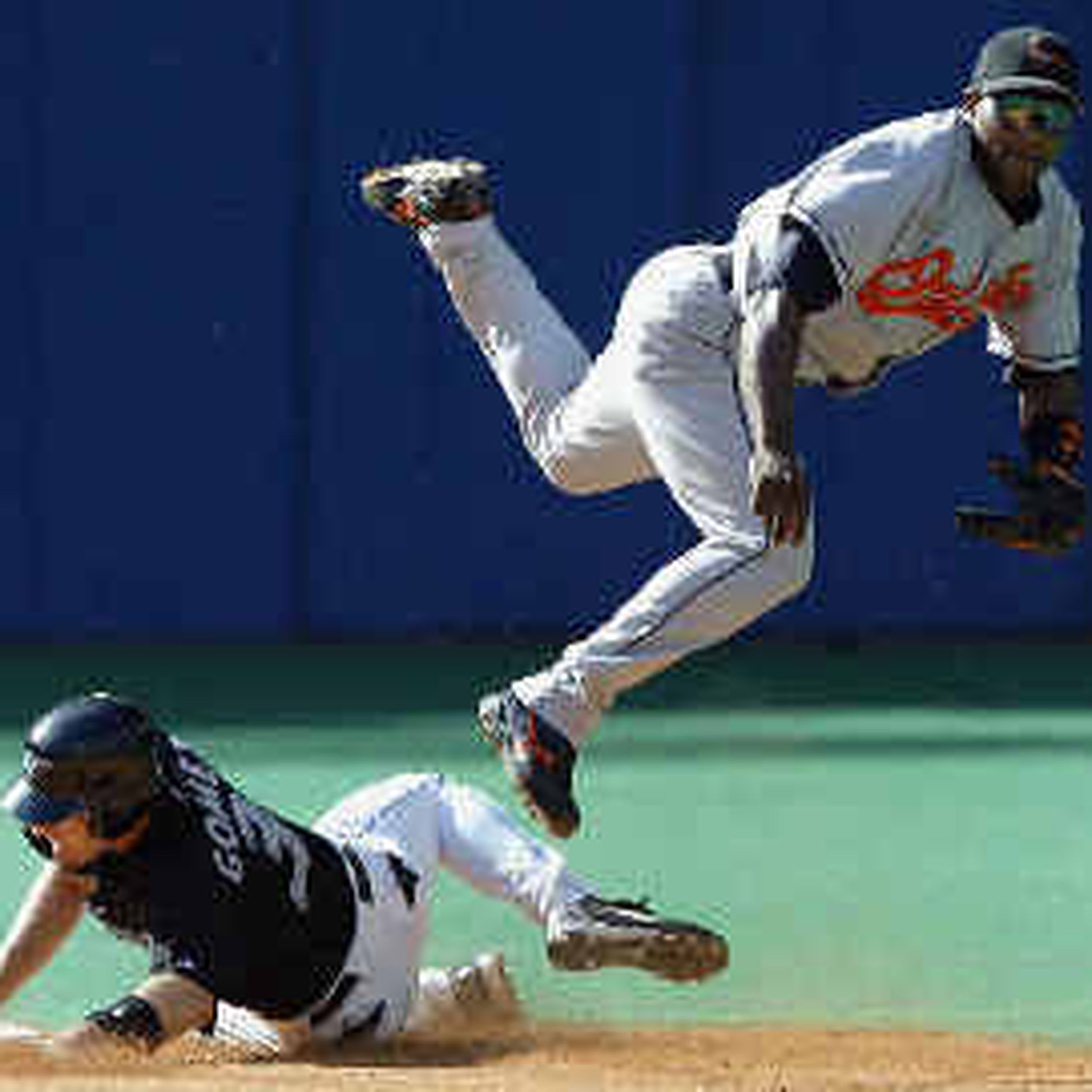 ERIC CHAVEZ OAKLAND A'S 6 X GOLD GLOVE ACTION SIGNED 8x10